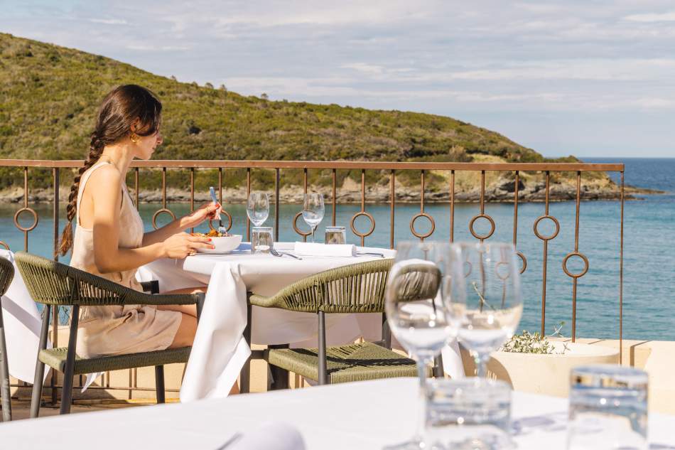 ristorante all'aperto vista misincu Tra Di Noi Ristorante bistronomico a Capo Corso